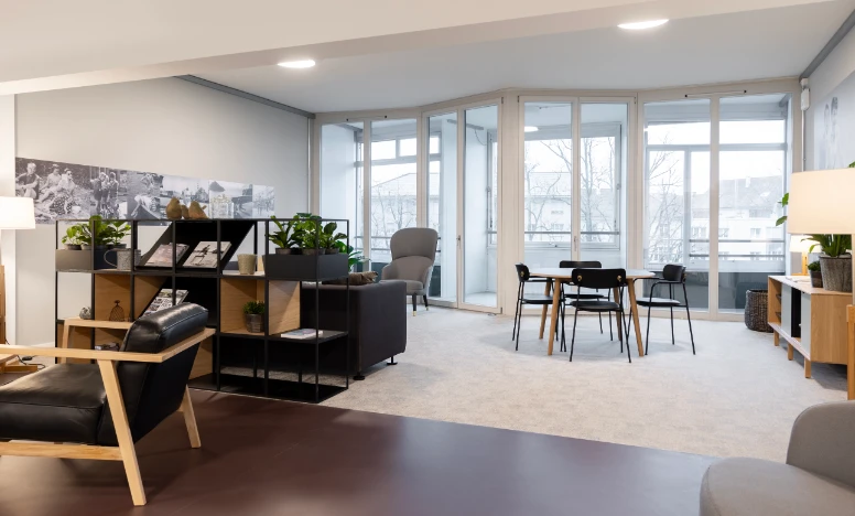 Aufenthaltsraum mit Bibliothek Gemeinschaftswohnen