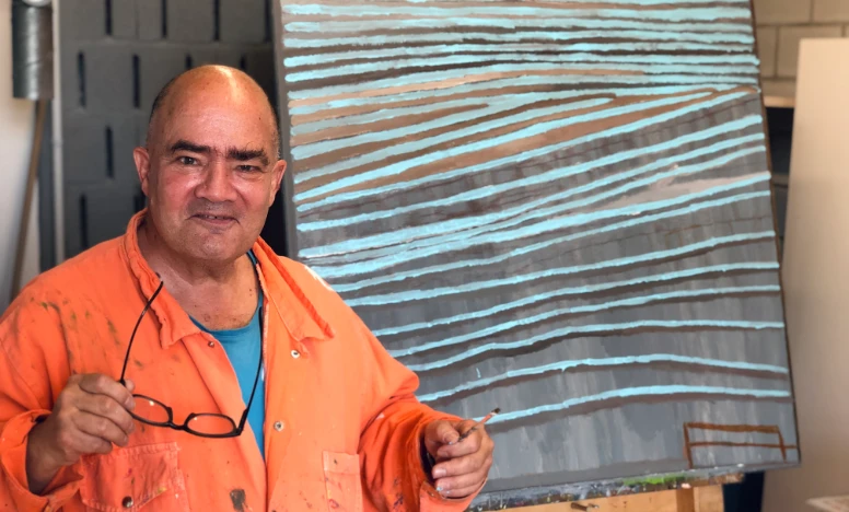 Markus Buchser mit Kunstwerk Das Foto zeigt Markus Buchser mit einem Gemälde