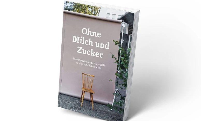 "Ohne Milch und Zucker" Buch Ein Foto vom Buch "Ohne Milch und Zucker", einem Taschenbuch, das aufrecht vor einem weissen Hintergrund steht.