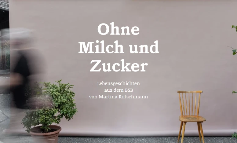 crème-farbige Leinwand mit einem Stuhl vornedran