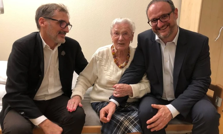Anna Vallese und ihre Neffen Ein Foto von Anna Vallese, mit ihren beiden Neffen. Die drei sitzen zusammen auf einem Bett.
