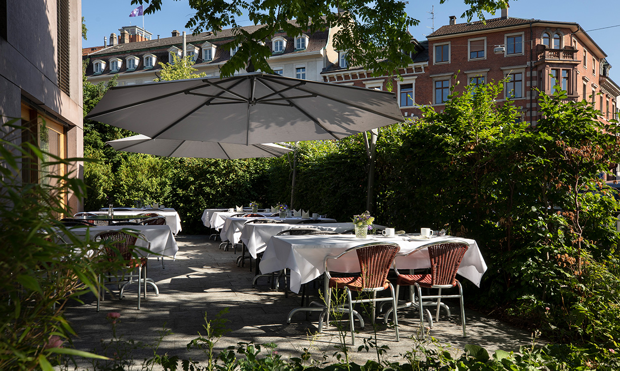 Bei schönem Wetter lädt der Gartensitzplatz zum Austausch ein