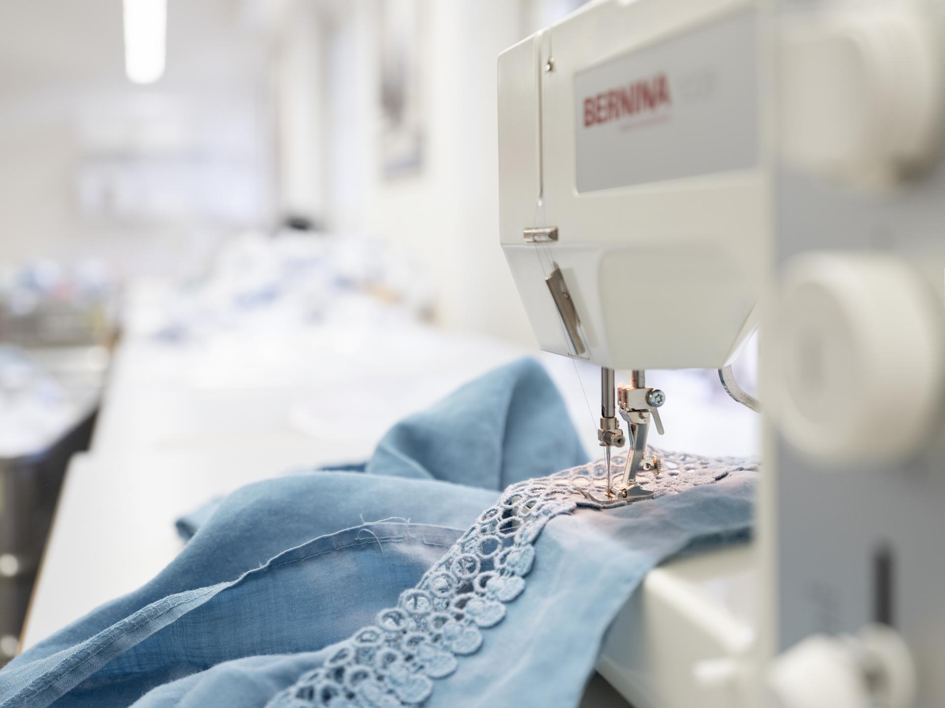 Nähmaschine Nahaufnahme blauer Stoff 