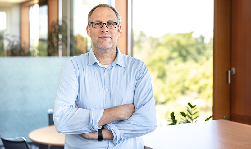 Portraitfoto von Dirk Bsonek