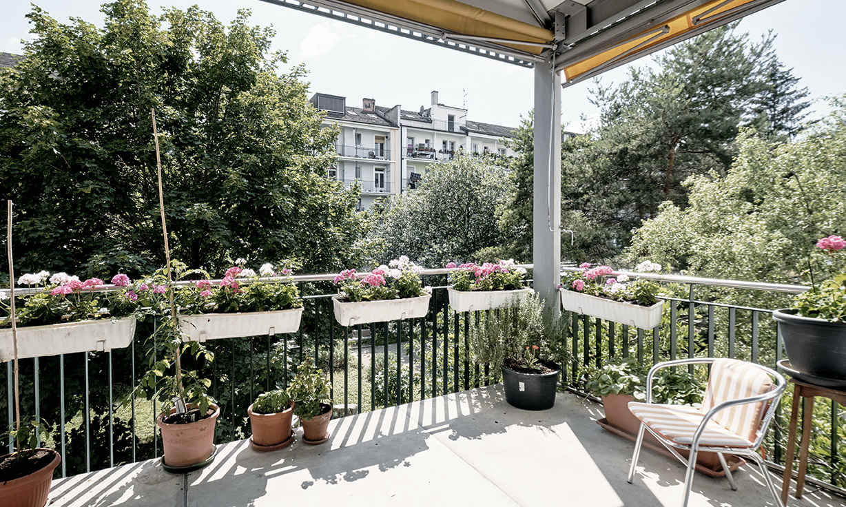 Sonnige und grosszügige Terrasse in den Innenhof