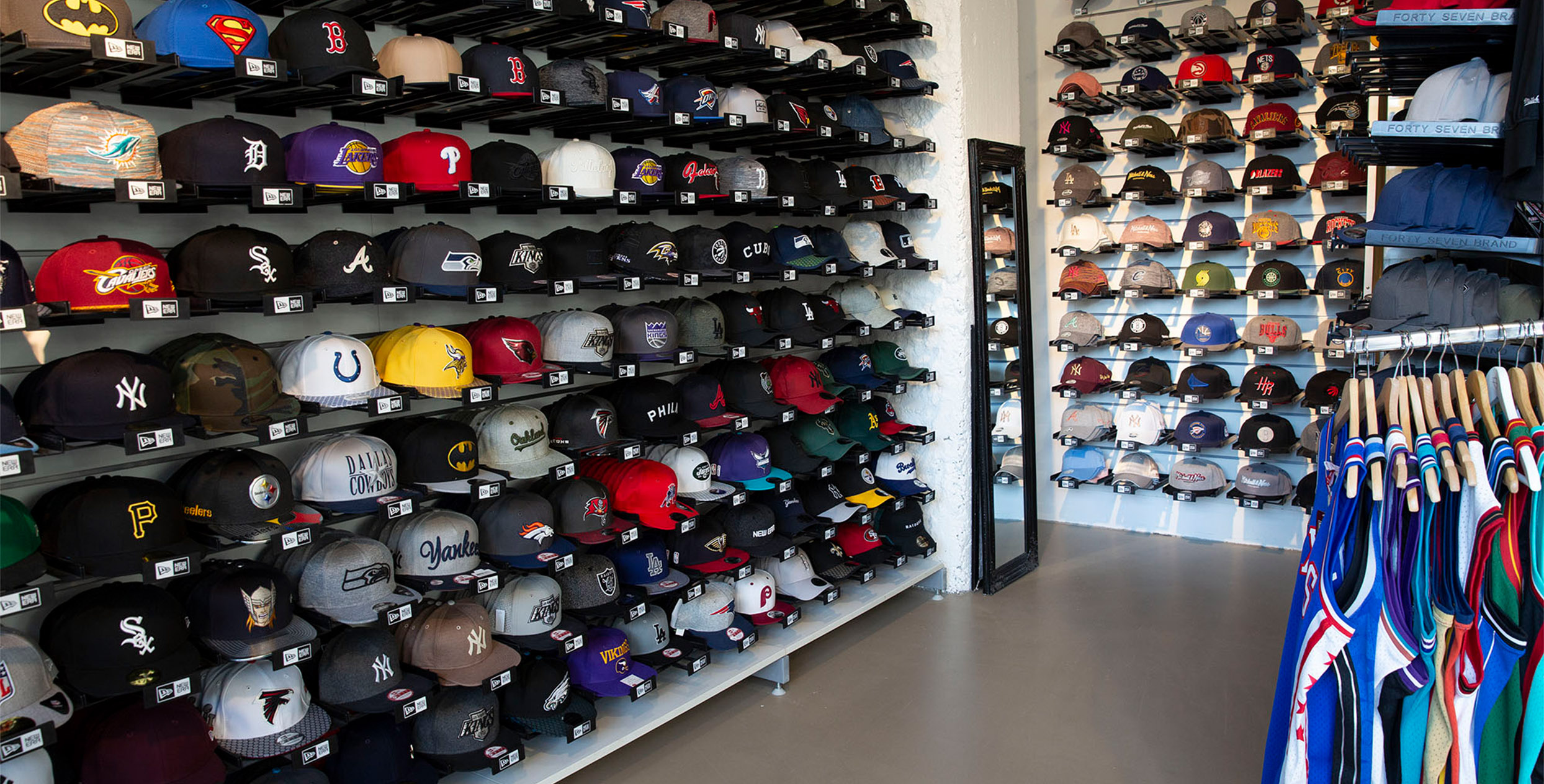 Man sieht eine Regalwand mit vielen verschiedenen Caps von verschiedenen Marken.