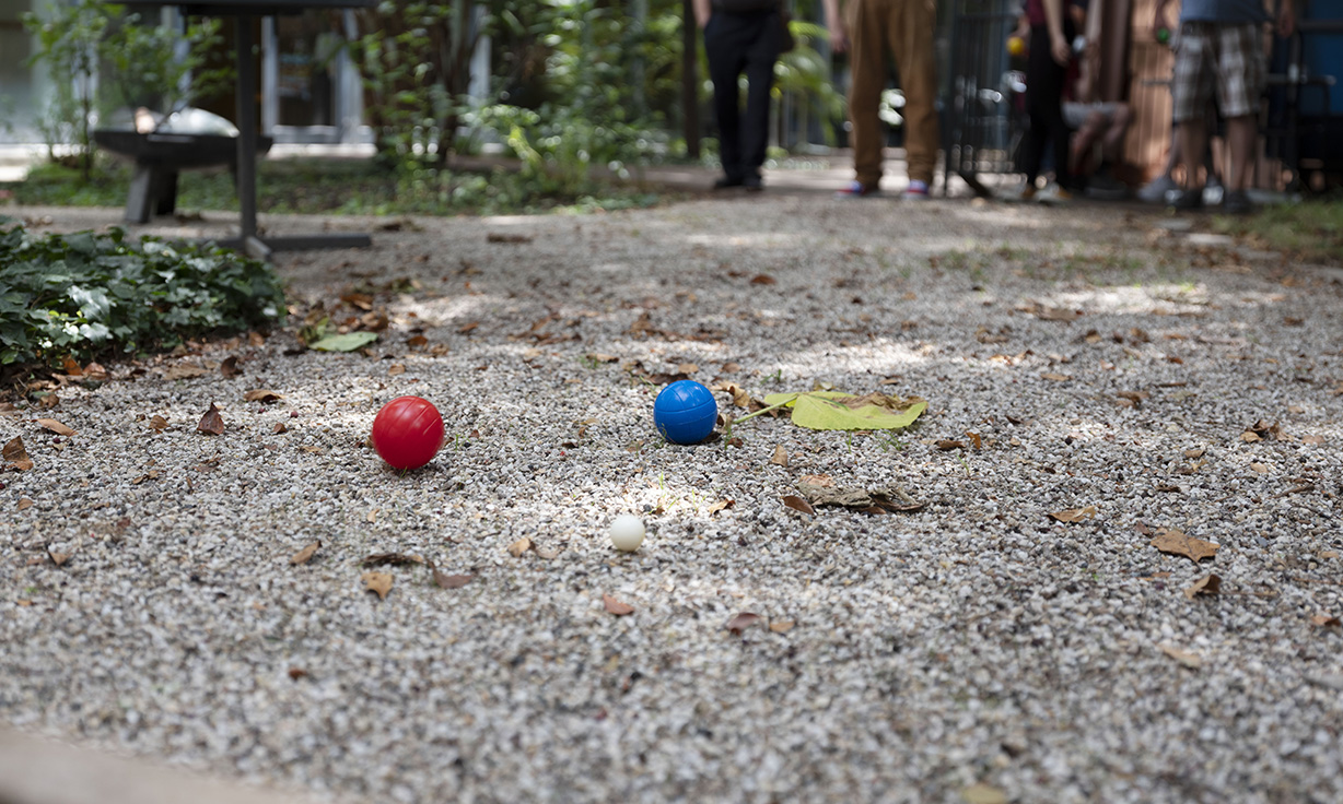 Boccia Kugeln liegen auf dem Boden 