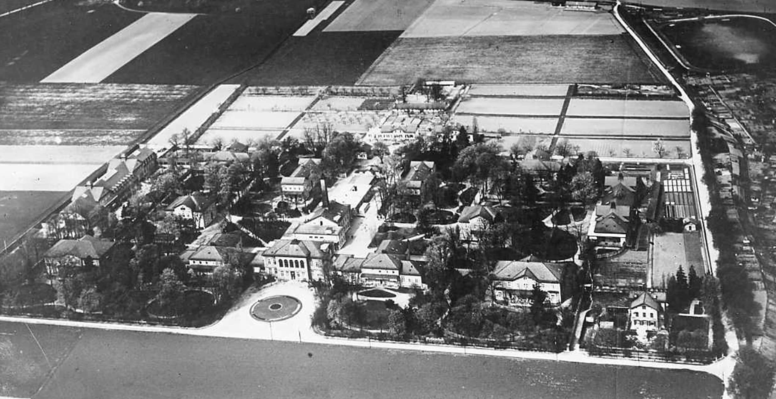 Dronenaufnahme des BSB Areal an der Friedrich Miescher-Strasse schwarz-weiss Vogelperspektive vom BSB Areal an der Friedrich Miescher-Strasse mit Feldern rundherum<br/>