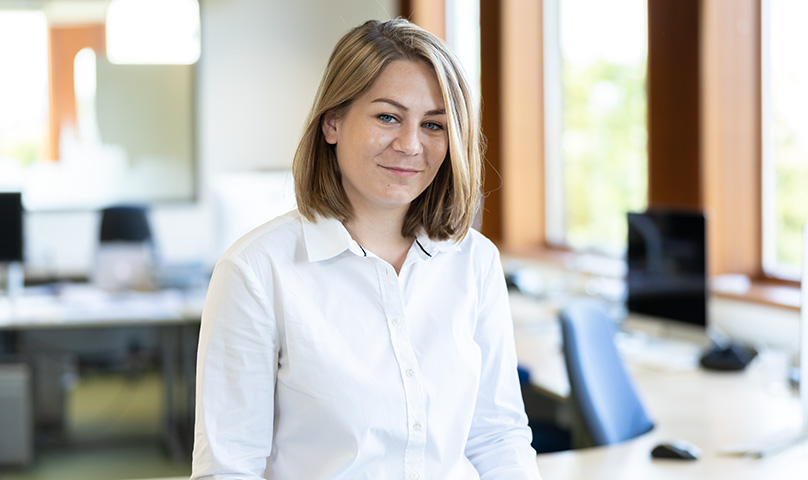 Portrait von junger Frau im weissen Hemd im Büro<br/>