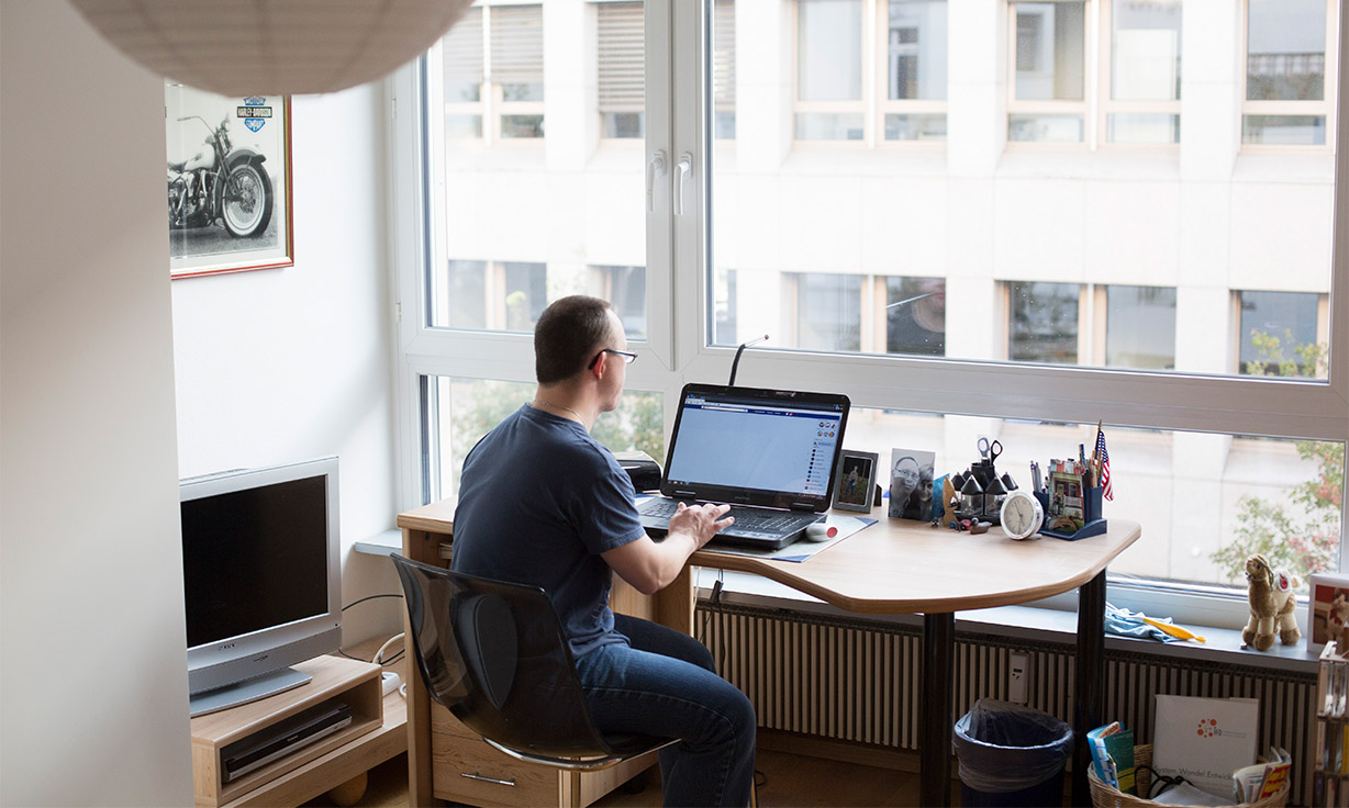 Mann mit Einschränkung am Laptop 
