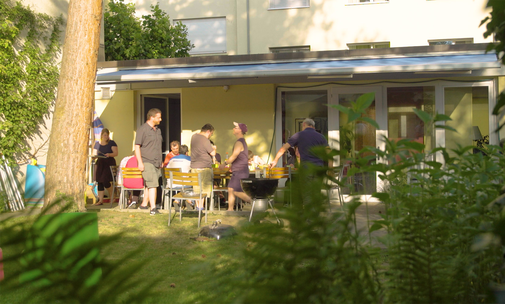 Abendessen in guter Gemeinschaft im Garten