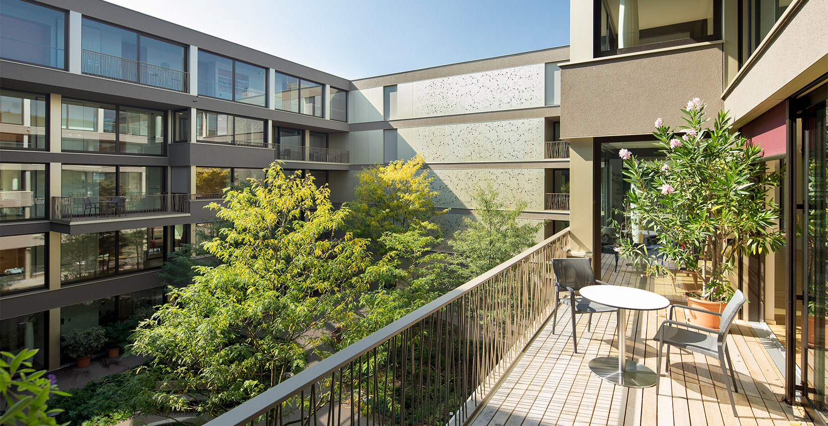 Gemütliches Verweilen auf der Terrasse in Richtung Innenhof