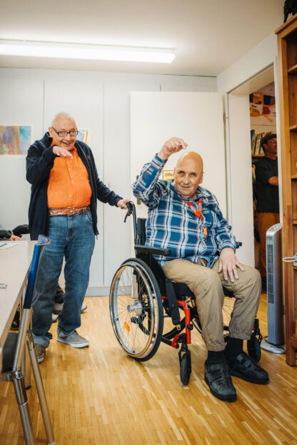 Mann im Rollstuhl und Mann stehend