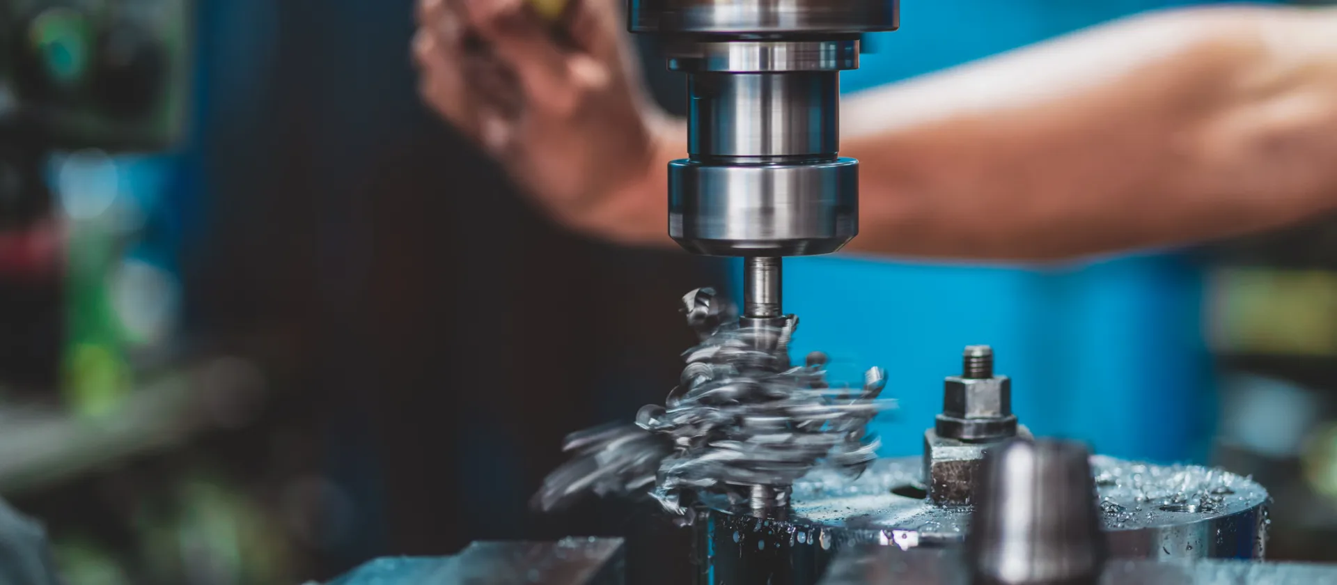 Nahaufnahme von einer Borhmaschine, die gerade bedient wird