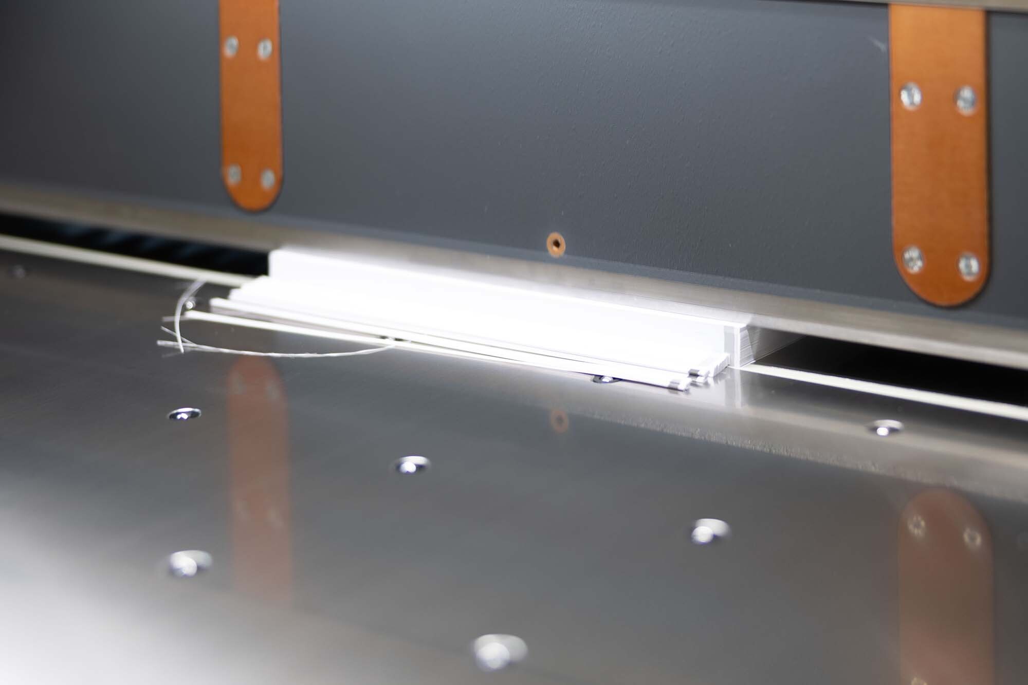 Ein präziser Schnitt mit unserer neuen Schneidemaschine