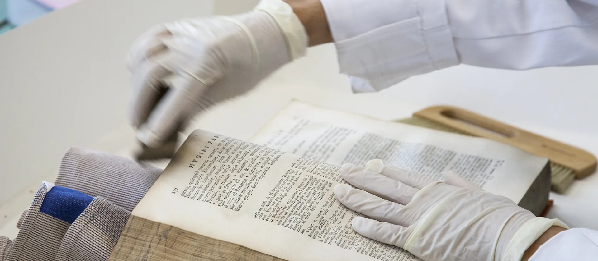 Behandlung von antiken Büchern