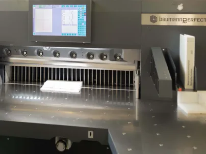 Die Schneidemaschine in Nahaufnahme. Ein präziser Schnitt mit unserer neuen Schneidemaschine.