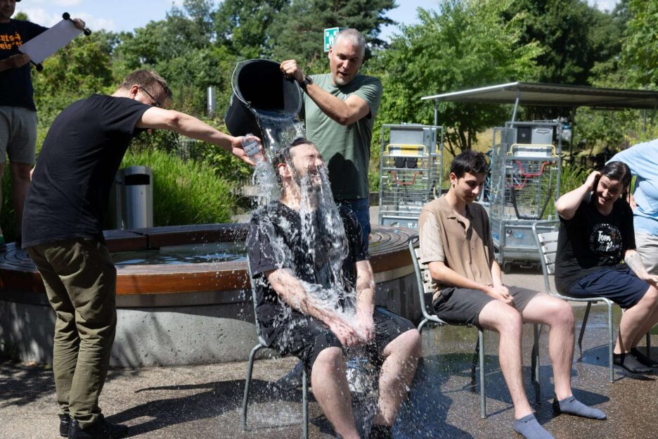 Zwei Berufsbildner gautschen Marco