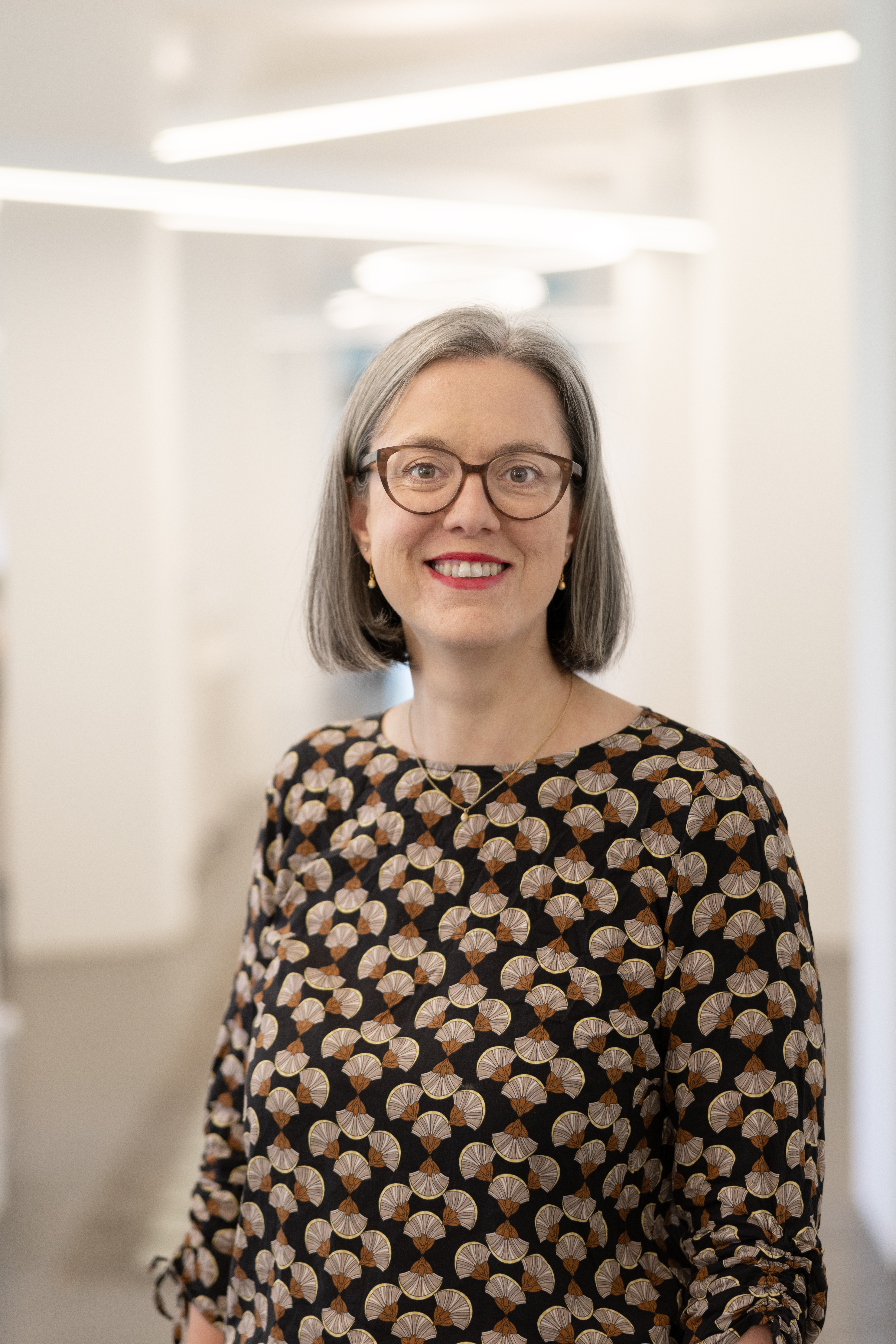 Porträt von Sarah Rohr, Berufsbildnerin in modernem Büro.