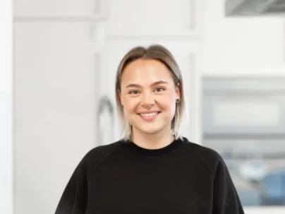 Murielle Kallweit in der Küche des BSB Wohnhaus Kleinhüningen