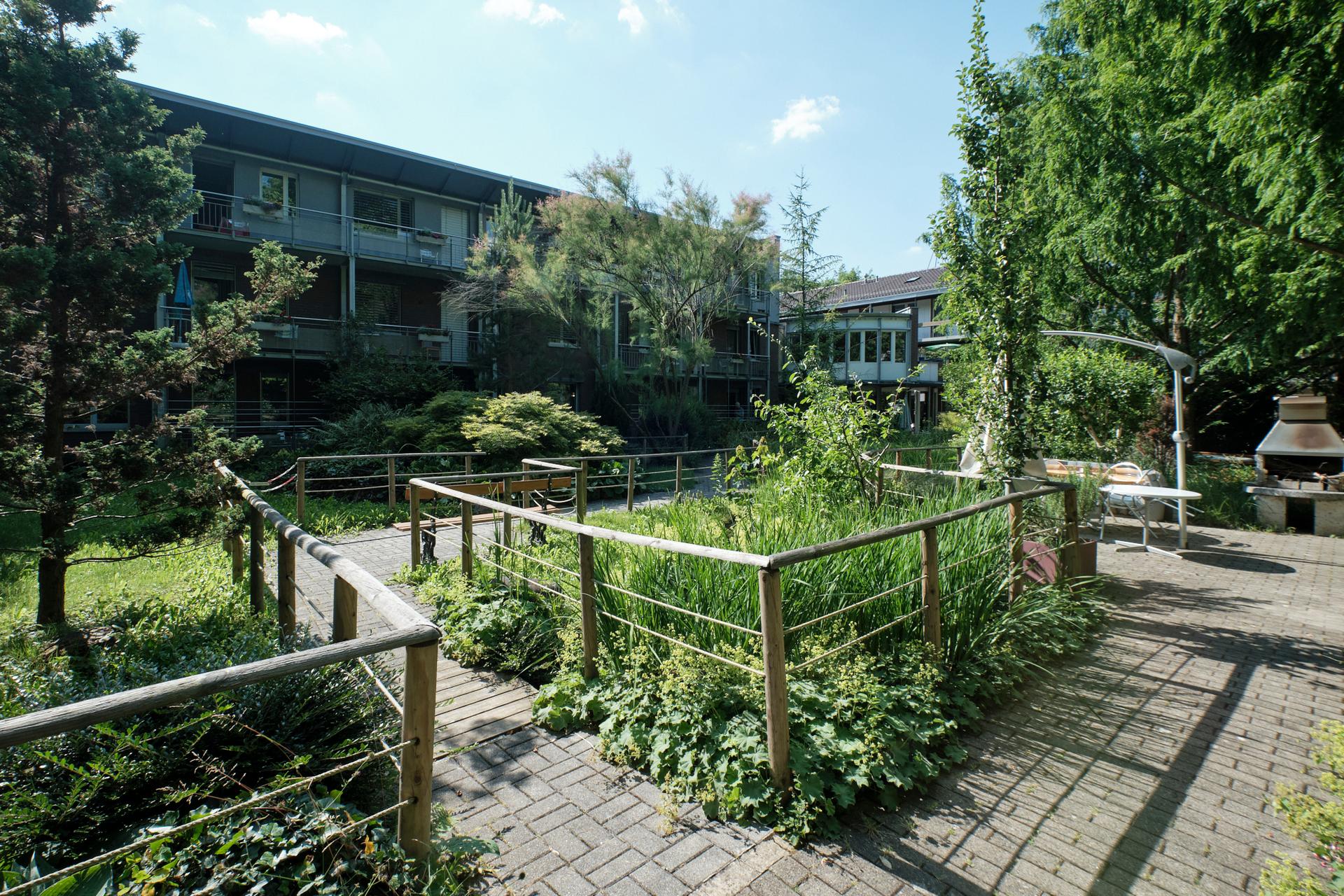 Blick in den Garten des Altersheims Bruderholz.