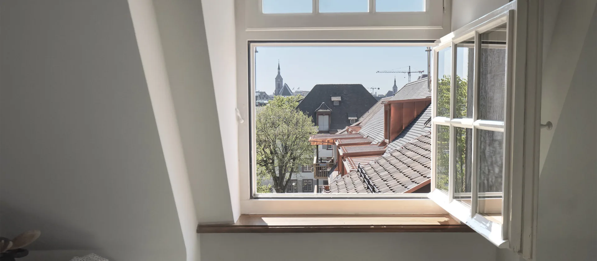 Ausblick aus einem Fenster der Altersresidenz Zum Lamm auf die Dächer der Nachbarschaft