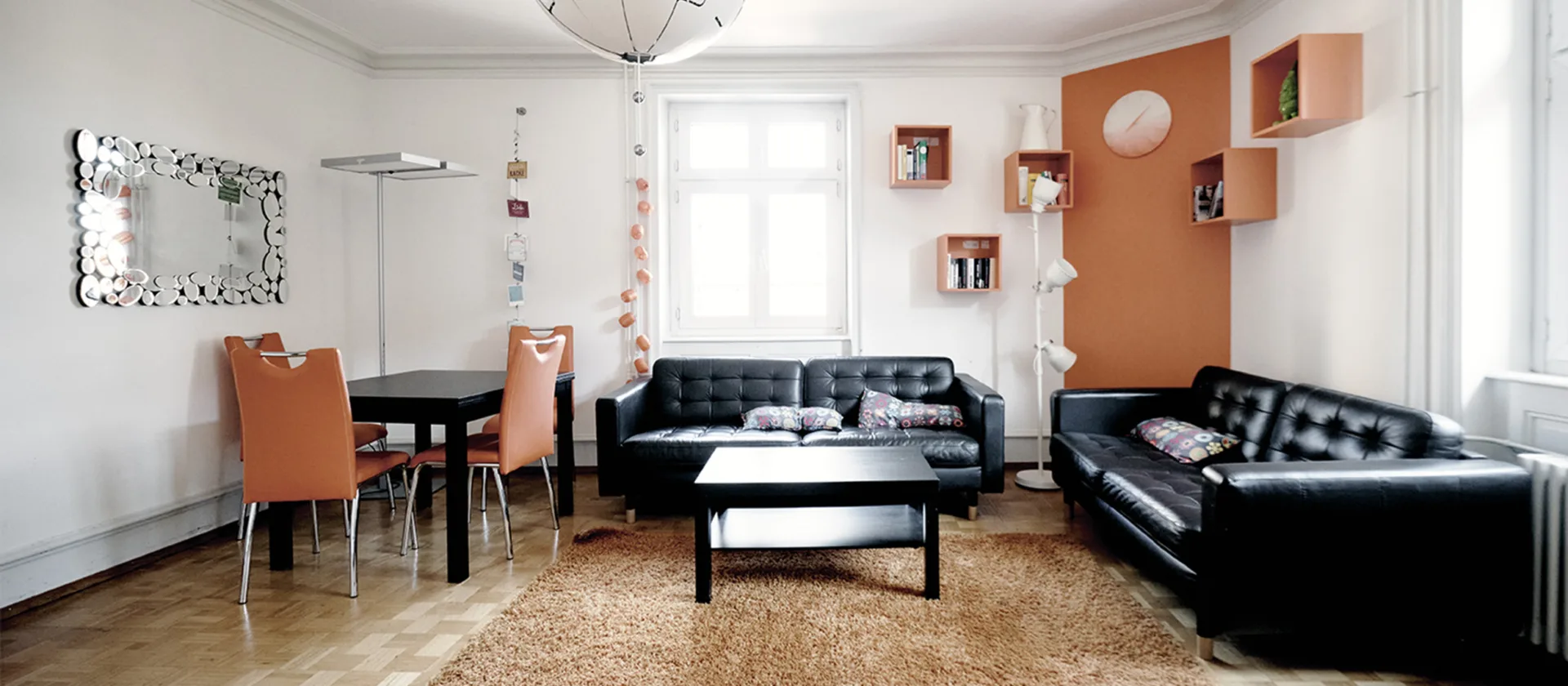 Ein helles Wohnzimmer mit orangen Akzenten