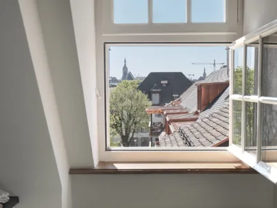 Ausblick aus einem Fenster der Altersresidenz Zum Lamm auf die Dächer der Nachbarschaft