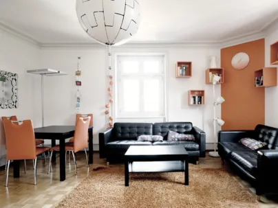 Ein helles Wohnzimmer mit orangen Akzenten