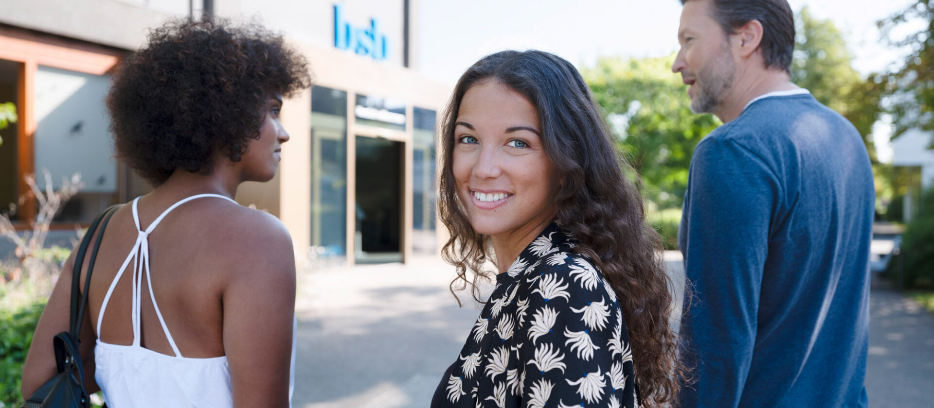 Mitarbeitende vor dem BSB-Hauptgebäude.