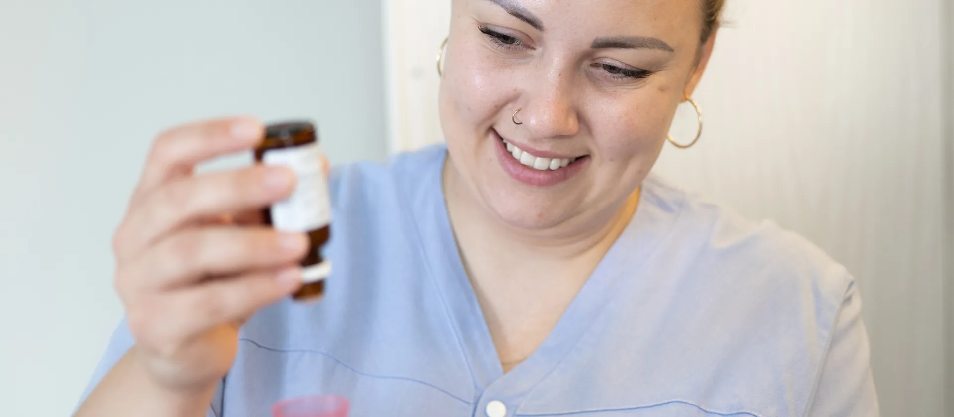 Pflegepersonal richtet Medikamente