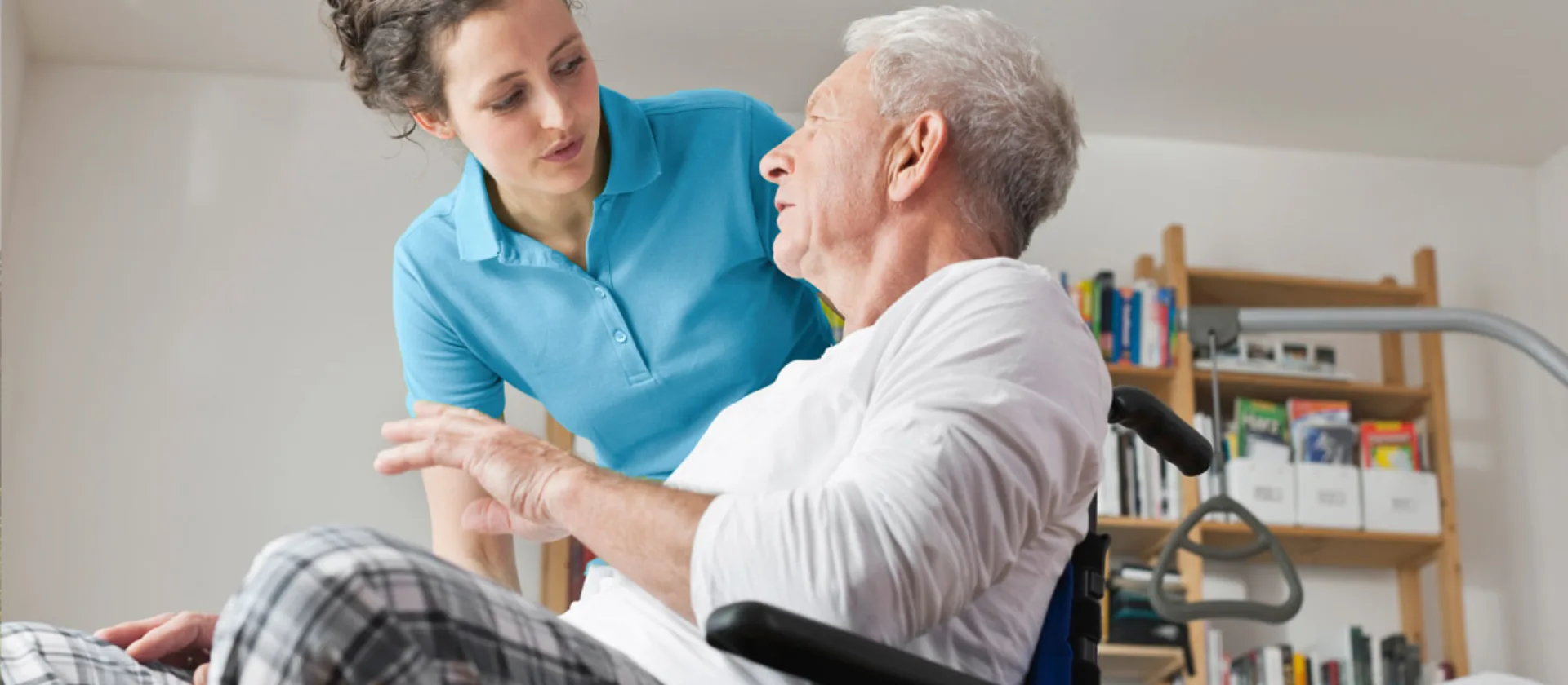 Junge Pflegerin betreut Rentner