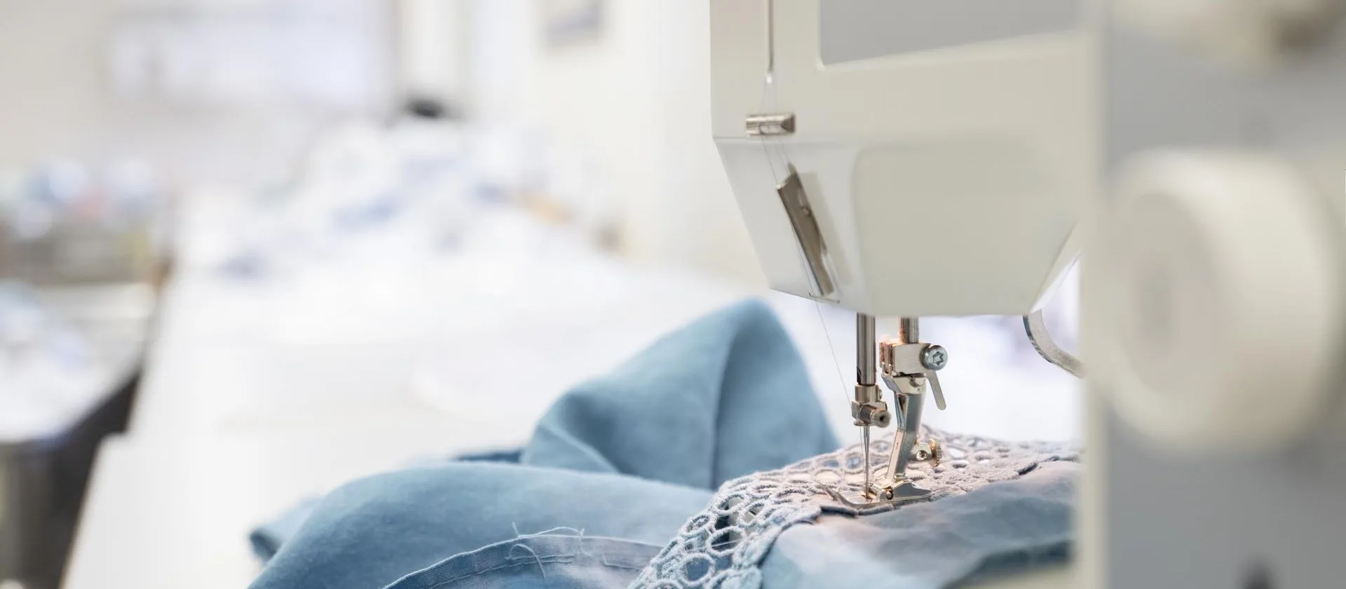 Nähmaschine Nahaufnahme blauer Stoff