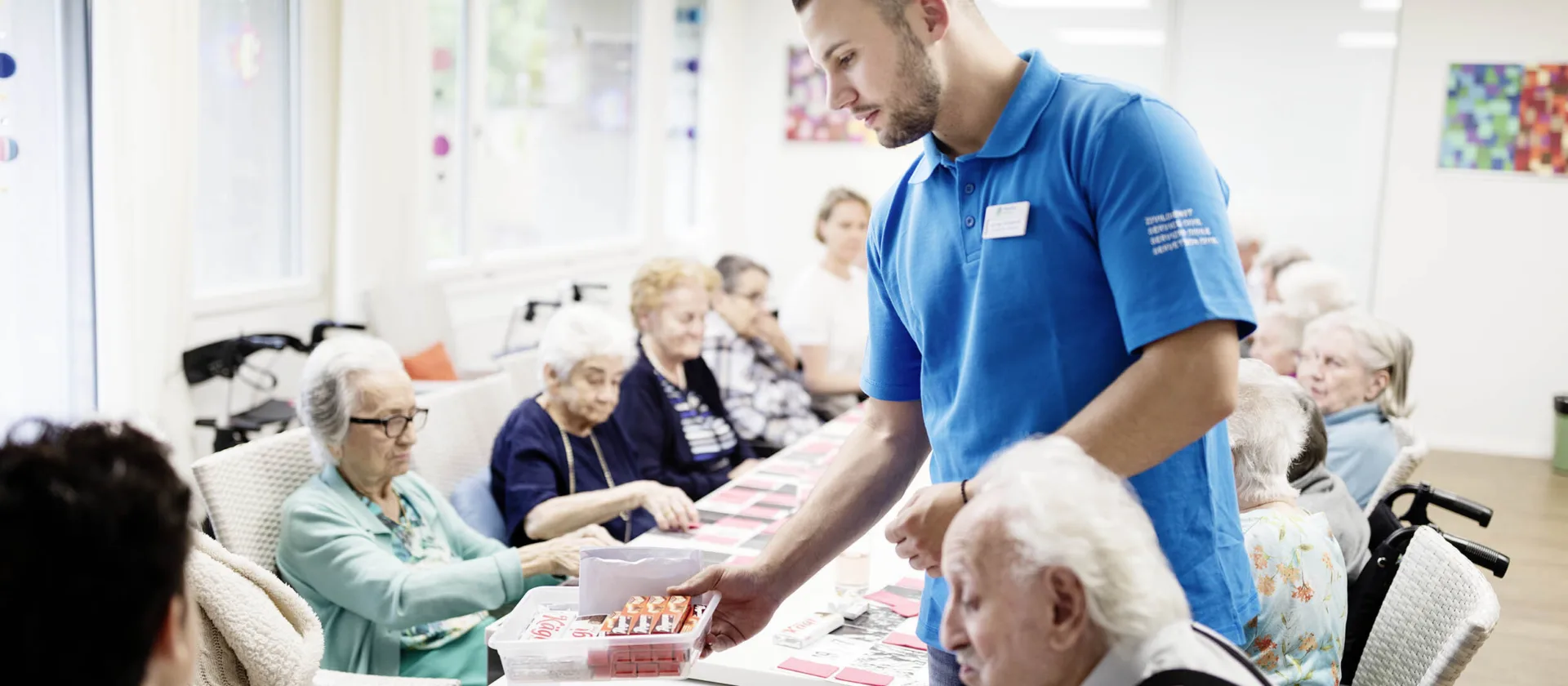 Zivi bringt den Seniorinnen Verpflegung