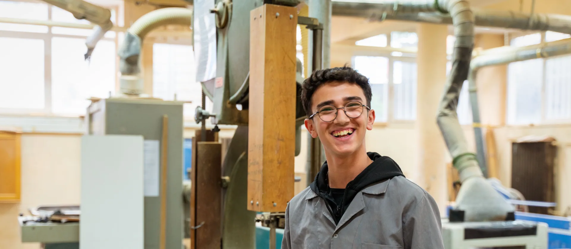 Ein lachender junger Mann arbeitet mit IV-Rente