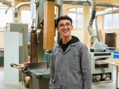 Ein lachender junger Mann arbeitet mit IV-Rente